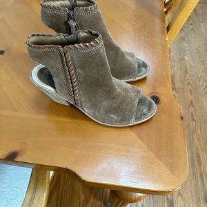 Soft brand Opened toe in front and back sandals. Soft brushed suede leather.